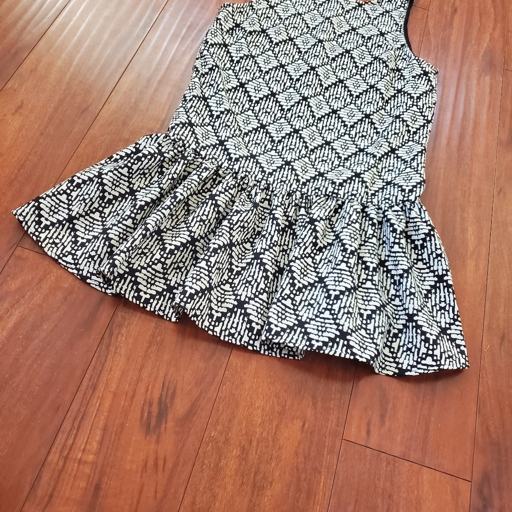 BLACK AND WHITE RUFFLE BOTTOM DRESS. - Picture 3 of 7
